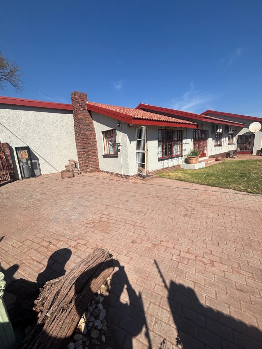 4 Bedroom Property for Sale in Postmasburg Northern Cape